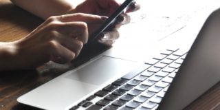 gmailを設定しているスマホのて